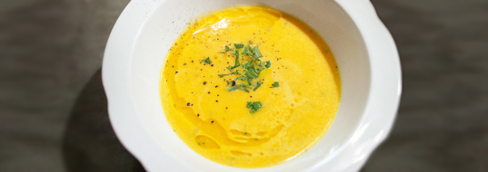 Korenčkova kremna juha z ingverjem in mareličnim oljem 