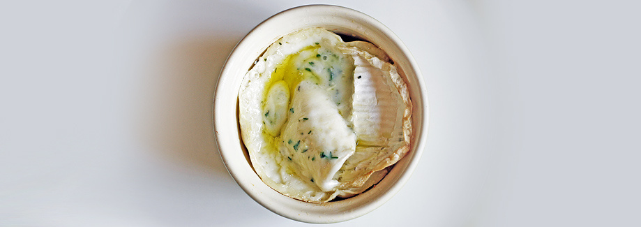 Camembert z orehovim oljem 
