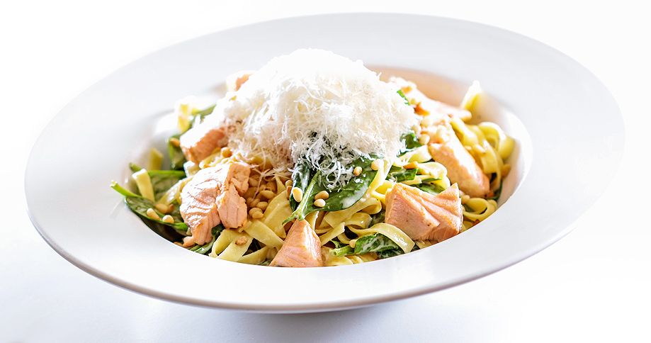 Carbonara z oljem pinjol Pödör in lososom 