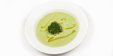 Kremna juha iz brokolija z bio konopljinim oljem Pödör 