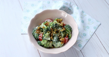 Solata iz brokolija z gorgonzolo in orehovim oljem 