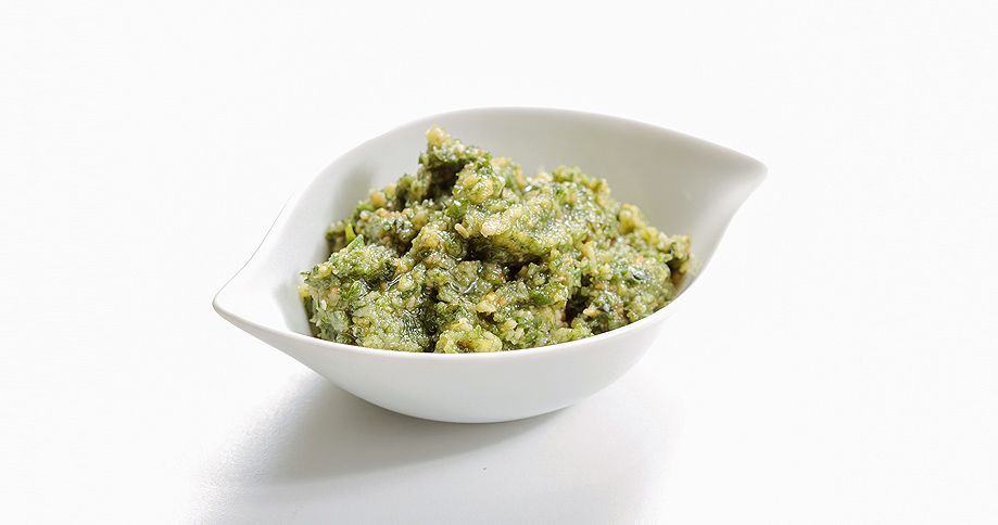 Pesto iz rukole in bazilike z oljem pinjol Pödör in pinjolami Pödör 